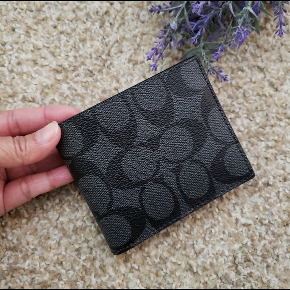 🌻 Coach Men’s Wallet W./ID Window NWT.